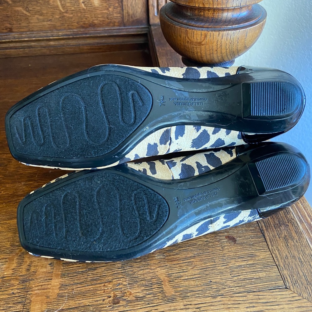 NWOT BANDALINO ANIMAL FLATS - Picture 5 of 7